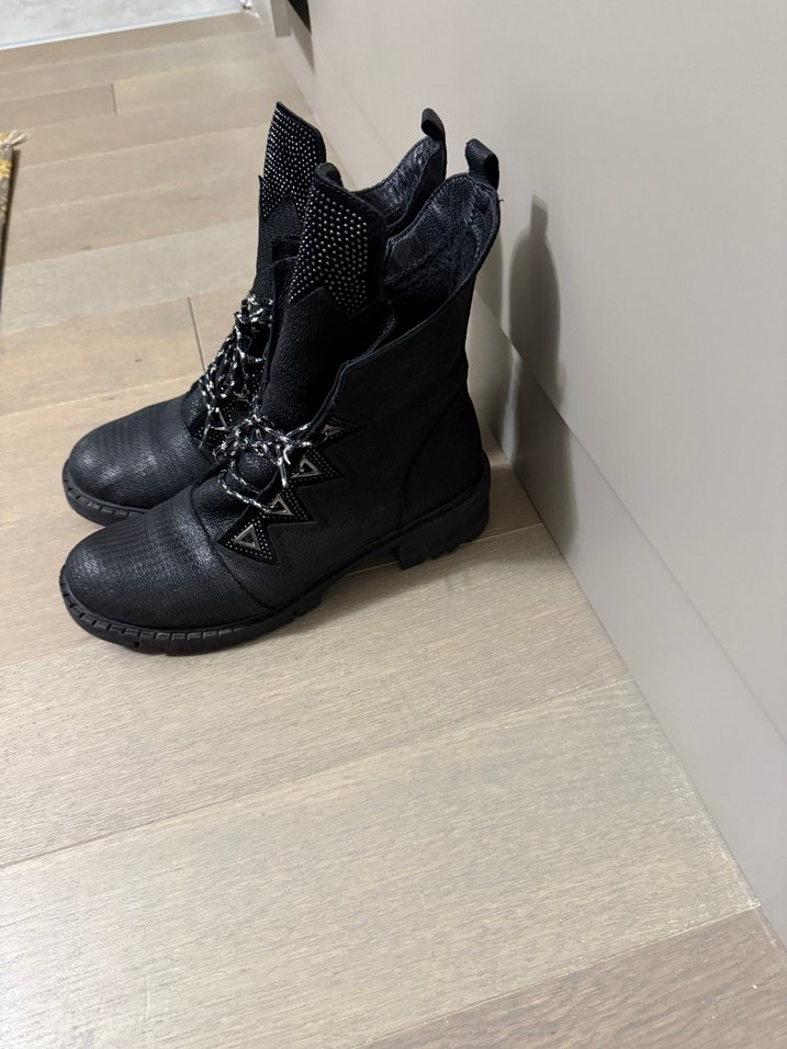 Az Topuklu Siyah Yılan Desenli Gotik Bot - Görsel 3