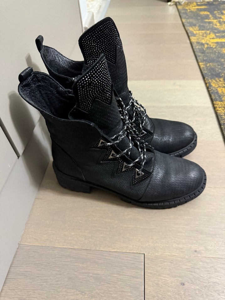 Az Topuklu Siyah Yılan Desenli Gotik Bot - Görsel 2