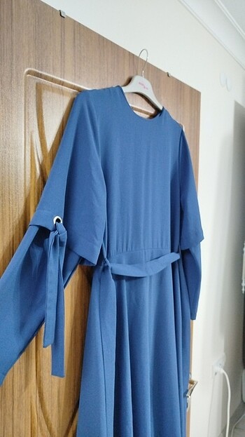 Mavi krep elbise - Görsel 5