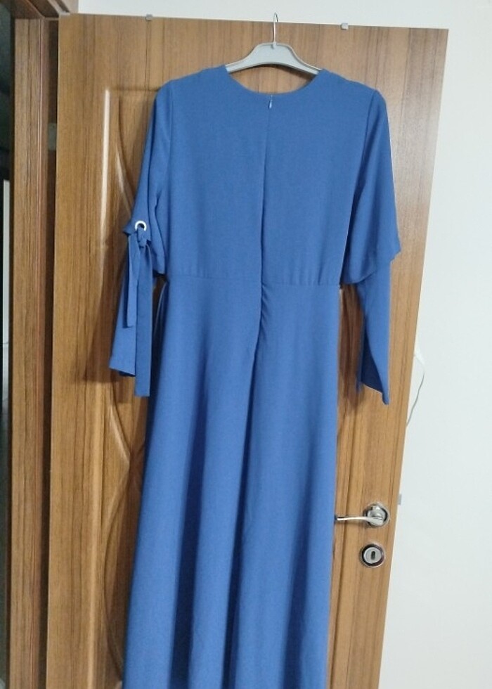 Mavi krep elbise - Görsel 3