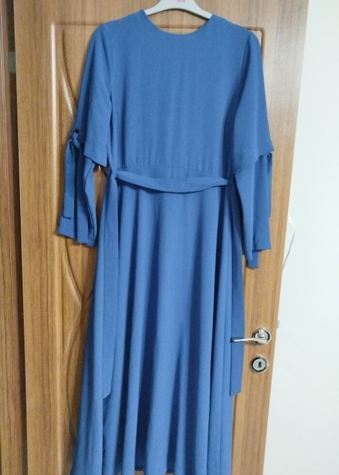 Mavi krep elbise - Görsel 4