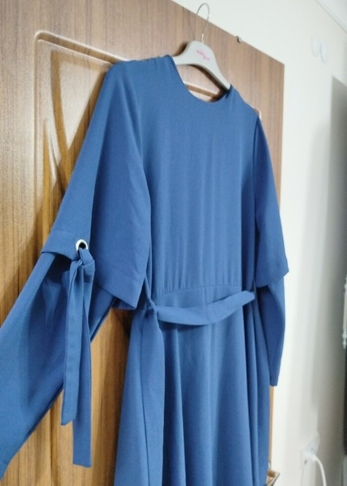 Mavi krep elbise - Görsel 5