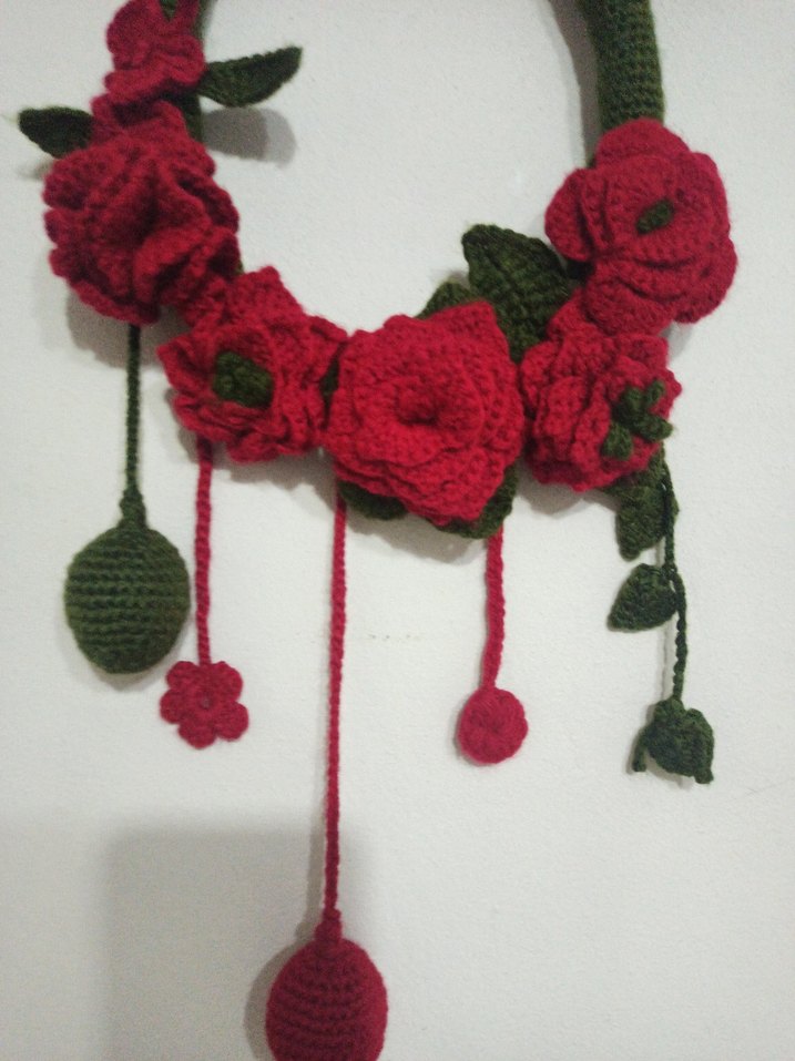 Koyu Kırmızı Çiçek Desenli Örgü duvar süsü - Görsel 5