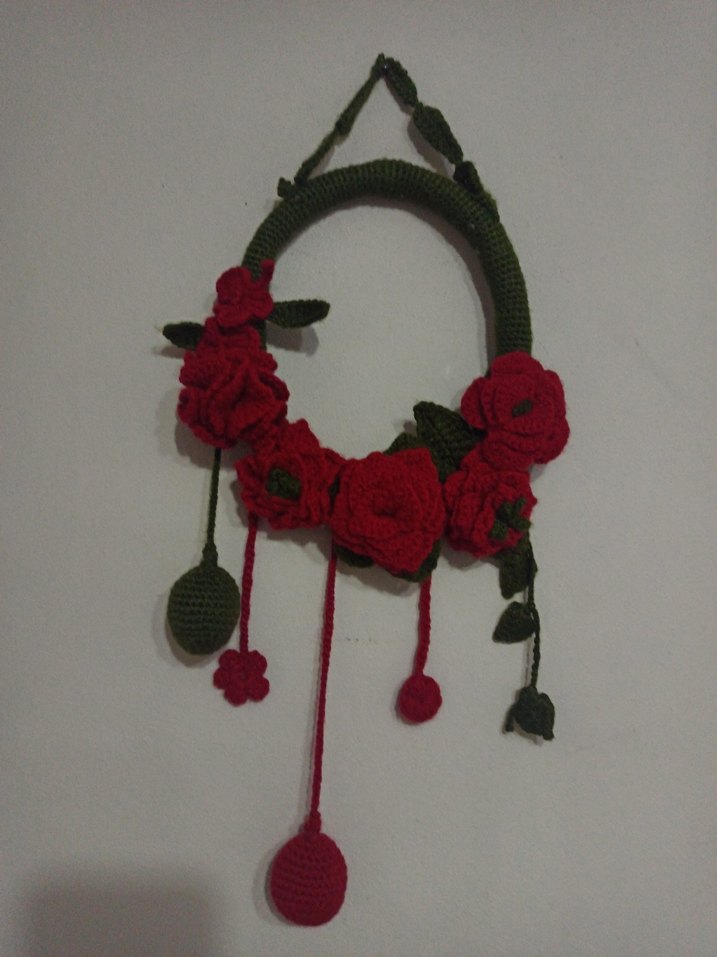 Koyu Kırmızı Çiçek Desenli Örgü duvar süsü - Görsel 2