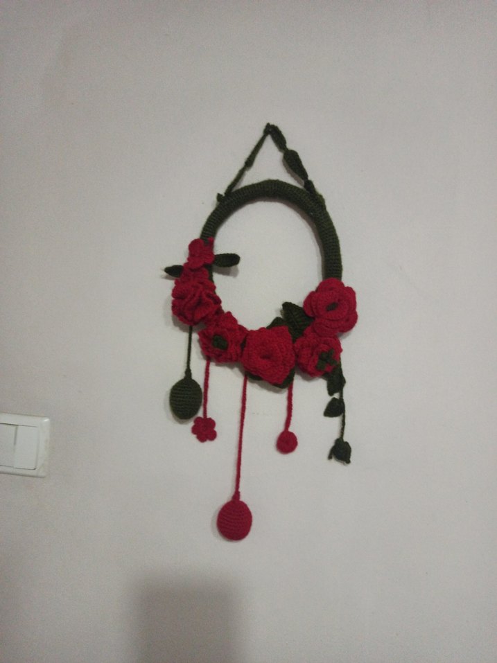 Koyu Kırmızı Çiçek Desenli Örgü duvar süsü - Görsel 4