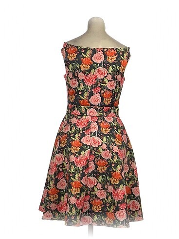 l Beden PreLoved Kısa Elbise %70 İndirimli.