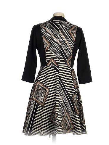 l Beden PreLoved Kısa Elbise %70 İndirimli.