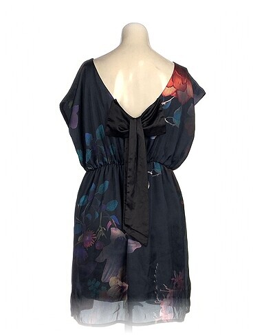 l Beden Batik Kısa Elbise %70 İndirimli.
