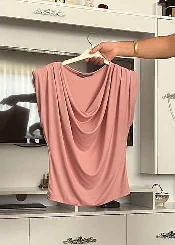 Pembe Yaka dökümlü Kolsuz Bluz