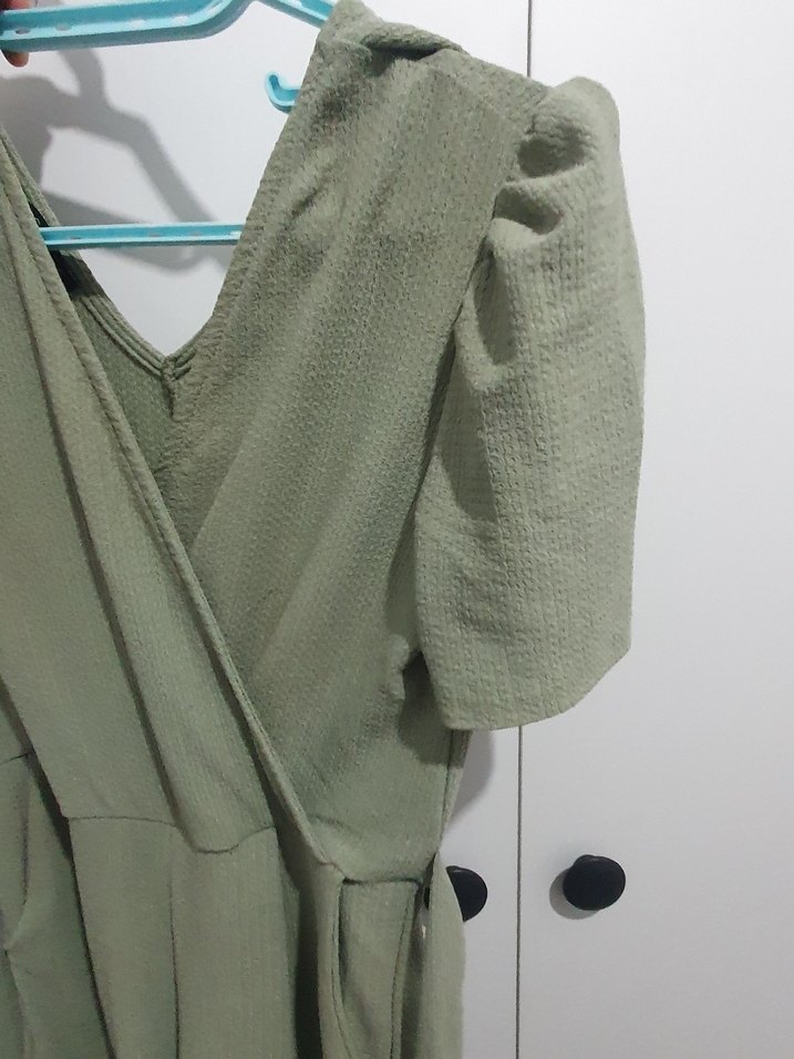 V Yaka Yeşil Tulum - Görsel 2