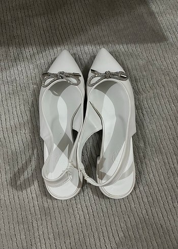Beyaz Stiletto Tokalı Kadın Abiye Ayakkabı