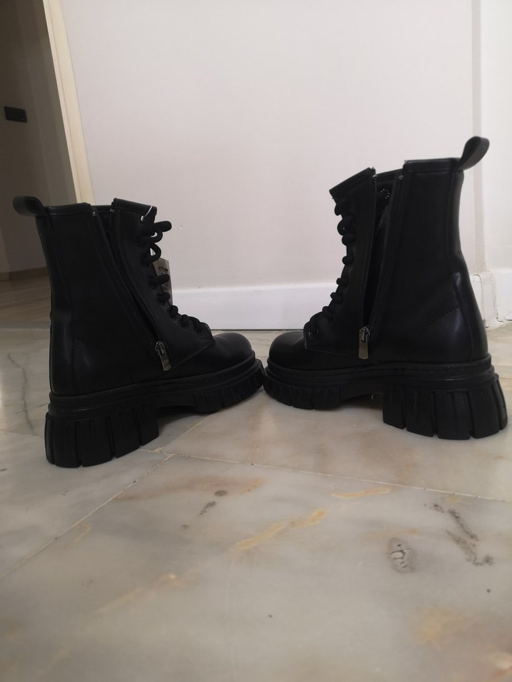 Tokalı Siyah Blok Topuklu Goth Bot - Görsel 5