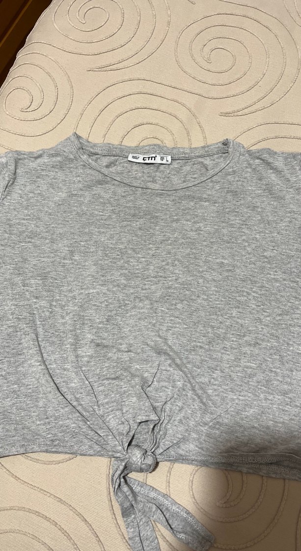 Gri Kısa Kollu Bağlamalı Crop Top - Görsel 4