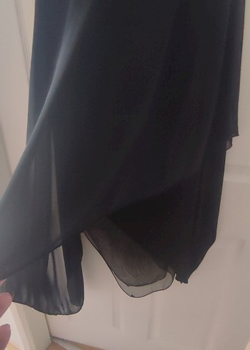 Düğmeli, İşlemeli Siyah Straplez Uzun Elbise - Görsel 6