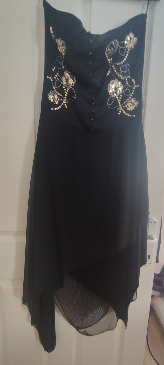 Düğmeli, İşlemeli Siyah Straplez Uzun Elbise - Görsel 4