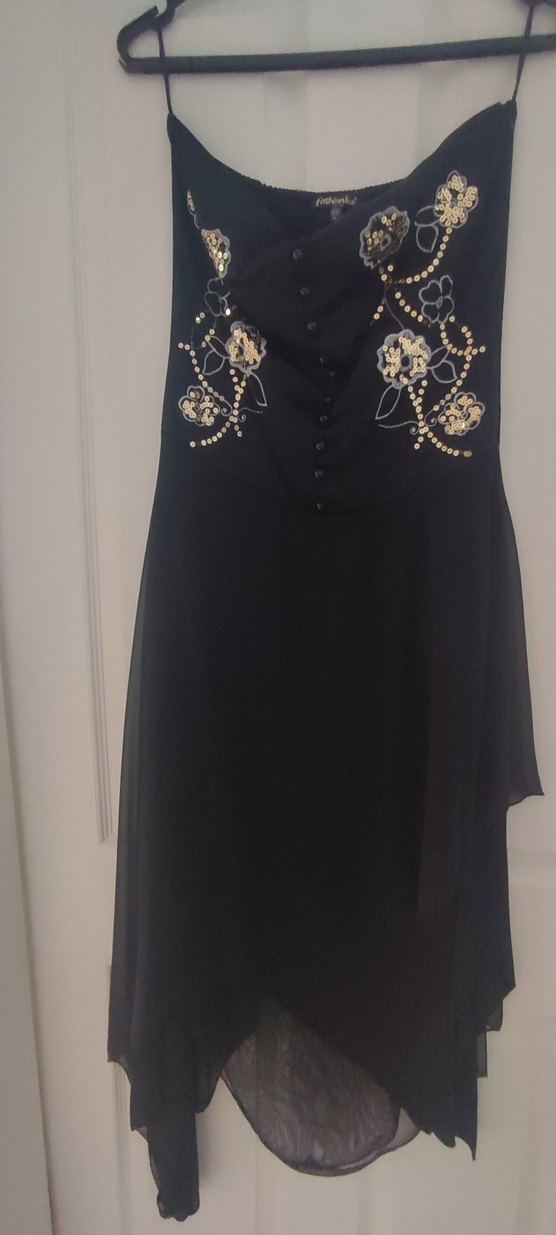 Düğmeli, İşlemeli Siyah Straplez Uzun Elbise - Görsel 2