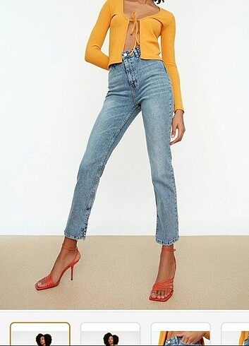 Mavi yırtmaçlı yüksek bel jeans