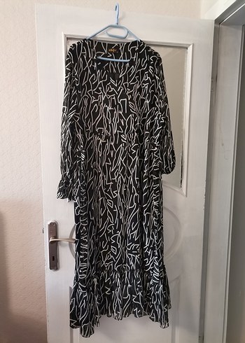 Siyah Beyaz Zebra Desenli Şifon Uzun Elbise 52 beden.. - Görsel 2