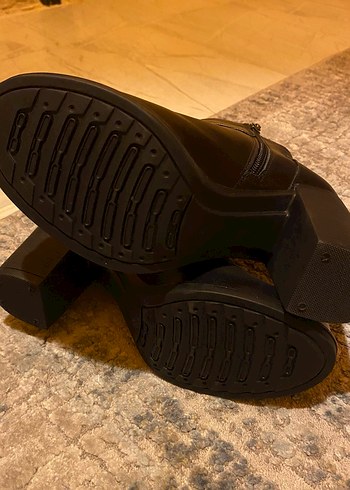 Orjinal mammamia Kemer Detaylı Kadın Deri Topuklu Bot - Görsel 3