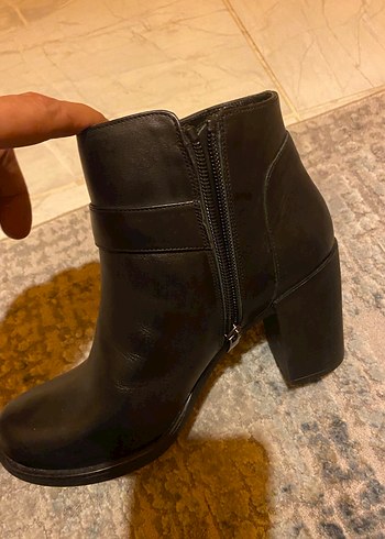 Orjinal mammamia Kemer Detaylı Kadın Deri Topuklu Bot - Görsel 4