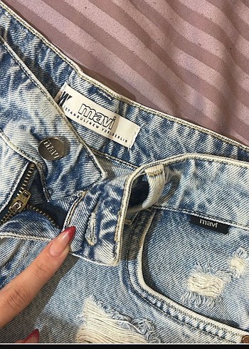 Kadın Mavi Yırtık Mini Denim Şort - Görsel 3