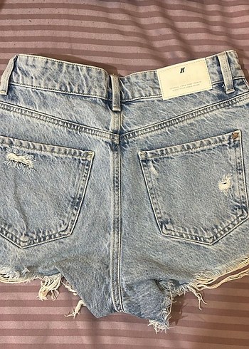 Kadın Mavi Yırtık Mini Denim Şort - Görsel 2