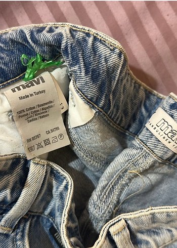 Kadın Mavi Yırtık Mini Denim Şort - Görsel 4