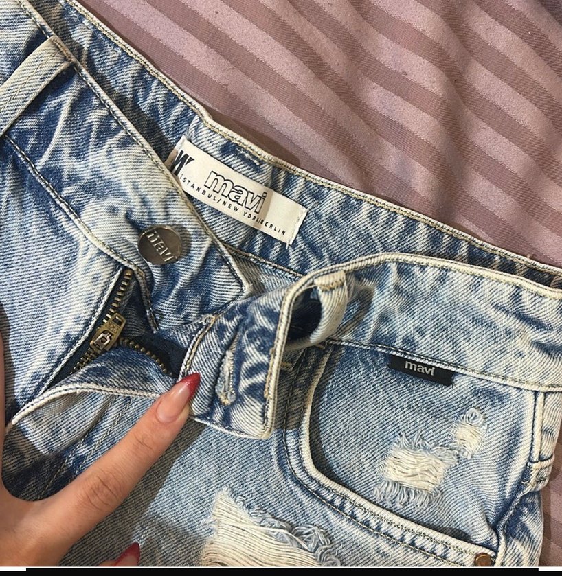 Kadın Mavi Yırtık Mini Denim Şort - Görsel 3