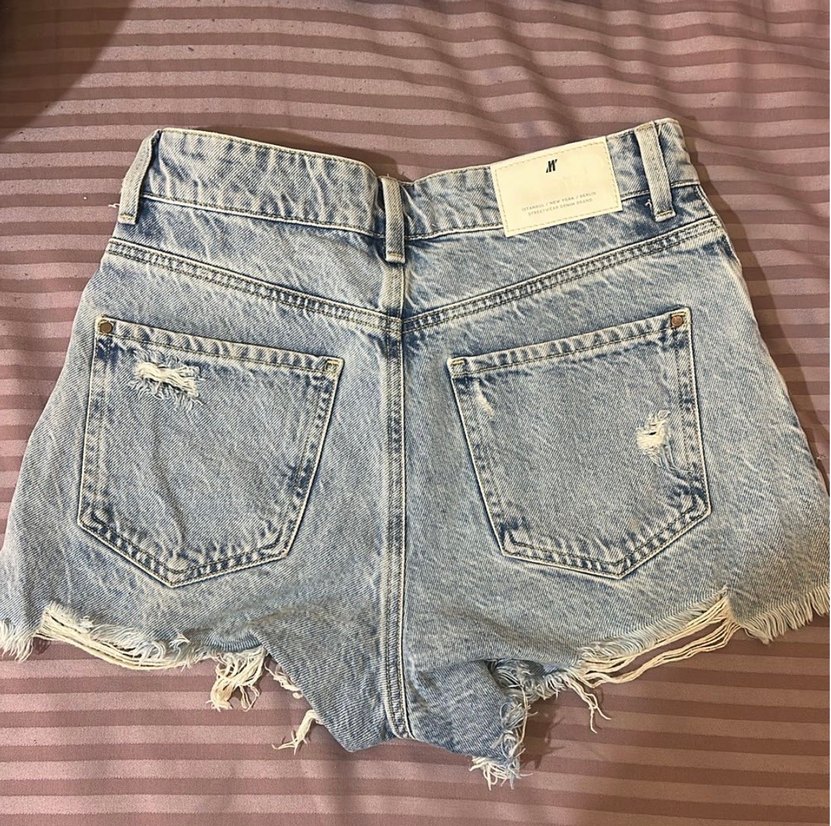 Kadın Mavi Yırtık Mini Denim Şort - Görsel 2