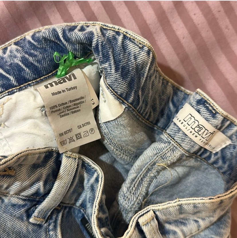 Kadın Mavi Yırtık Mini Denim Şort - Görsel 4