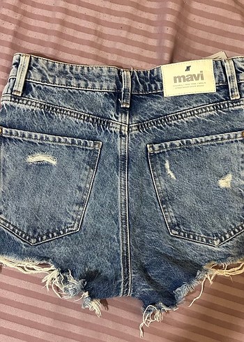 Kadın Mavi Yırtık Mini Denim Şort - Görsel 3
