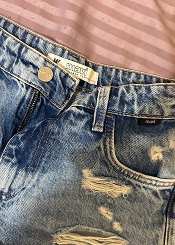 Kadın Mavi Yırtık Mini Denim Şort - Görsel 2