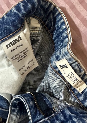 Kadın Mavi Yırtık Mini Denim Şort - Görsel 4