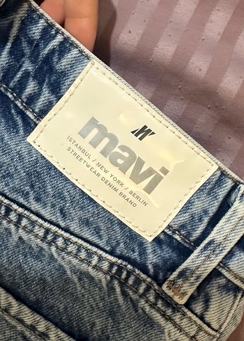Kadın Mavi Yırtık Mini Denim Şort - Görsel 5