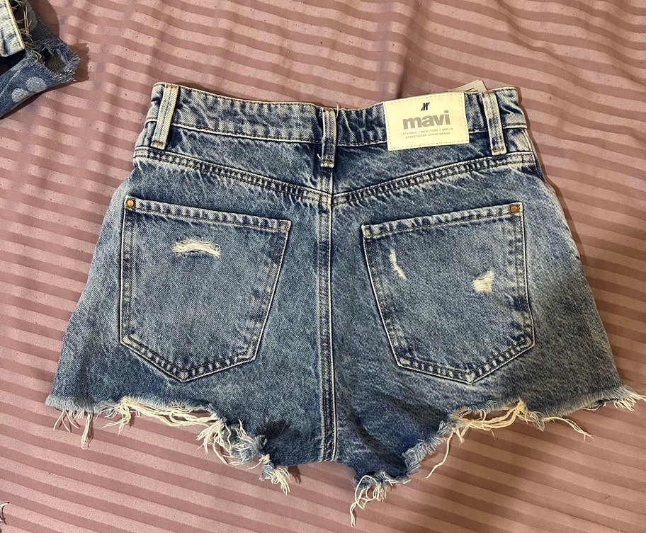 Kadın Mavi Yırtık Mini Denim Şort - Görsel 3