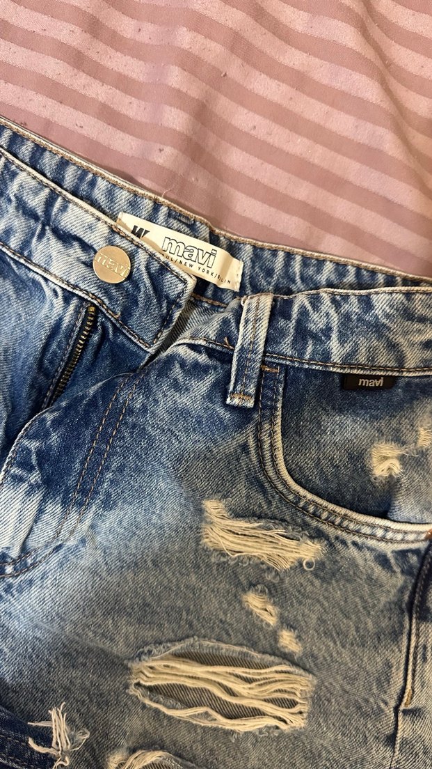 Kadın Mavi Yırtık Mini Denim Şort - Görsel 2