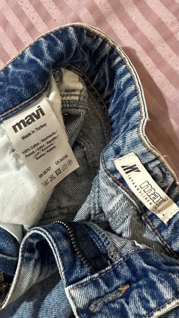Kadın Mavi Yırtık Mini Denim Şort - Görsel 4