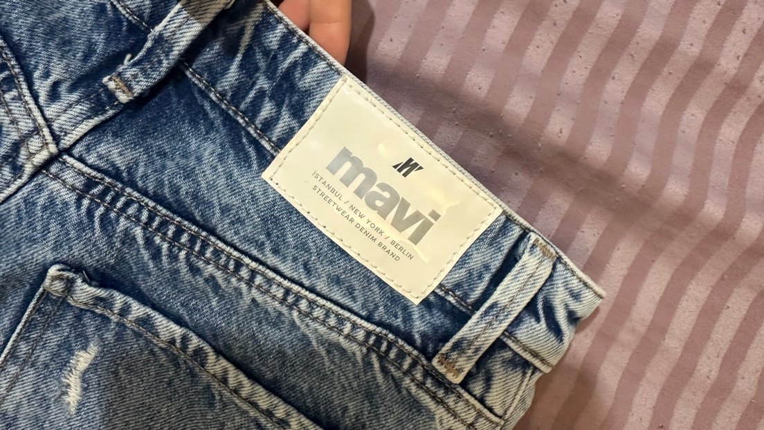 Kadın Mavi Yırtık Mini Denim Şort - Görsel 5