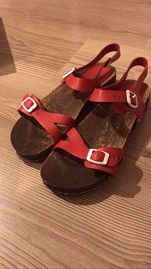 Kırmızı Kemerli Sandalet