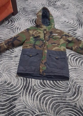 Kapüşonlu Kamuflaj Desenli Erkek Çocuk Mont - Görsel 4