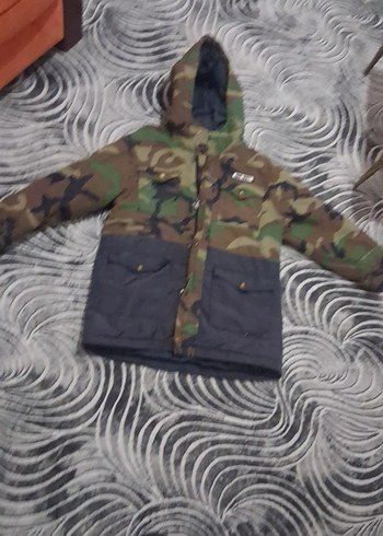 Kapüşonlu Kamuflaj Desenli Erkek Çocuk Mont - Görsel 3