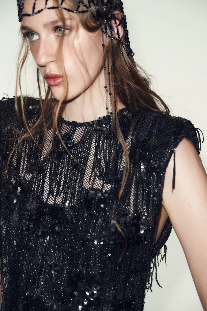 Siyah Nakışlı Kısa Drapeli Elbise - Görsel 4