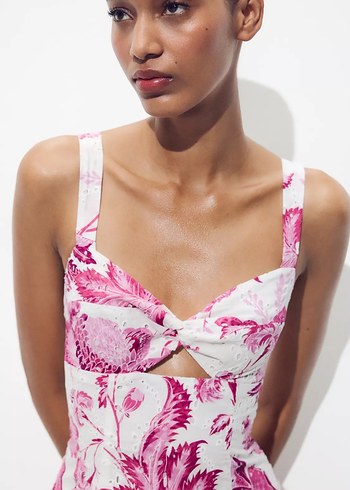 Pembe Çiçek Desenli Uzun Askısız Elbise - Görsel 5