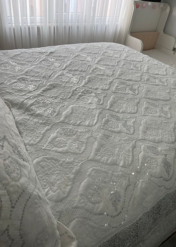 İşlemeli Beyaz ve Gri Yatak Örtüsü - Görsel 5