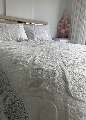 İşlemeli Beyaz ve Gri Yatak Örtüsü - Görsel 4