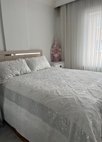 İşlemeli Beyaz ve Gri Yatak Örtüsü - Görsel 3