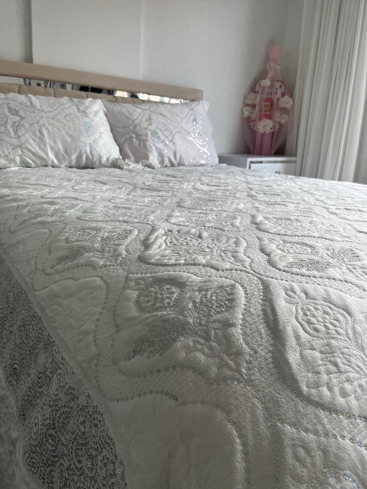 İşlemeli Beyaz ve Gri Yatak Örtüsü - Görsel 4