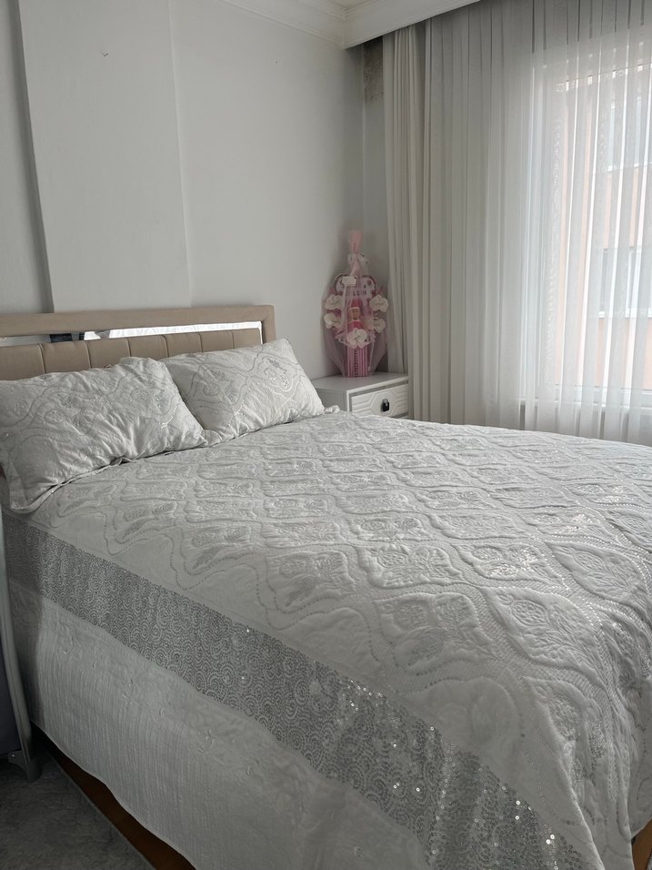 İşlemeli Beyaz ve Gri Yatak Örtüsü - Görsel 3