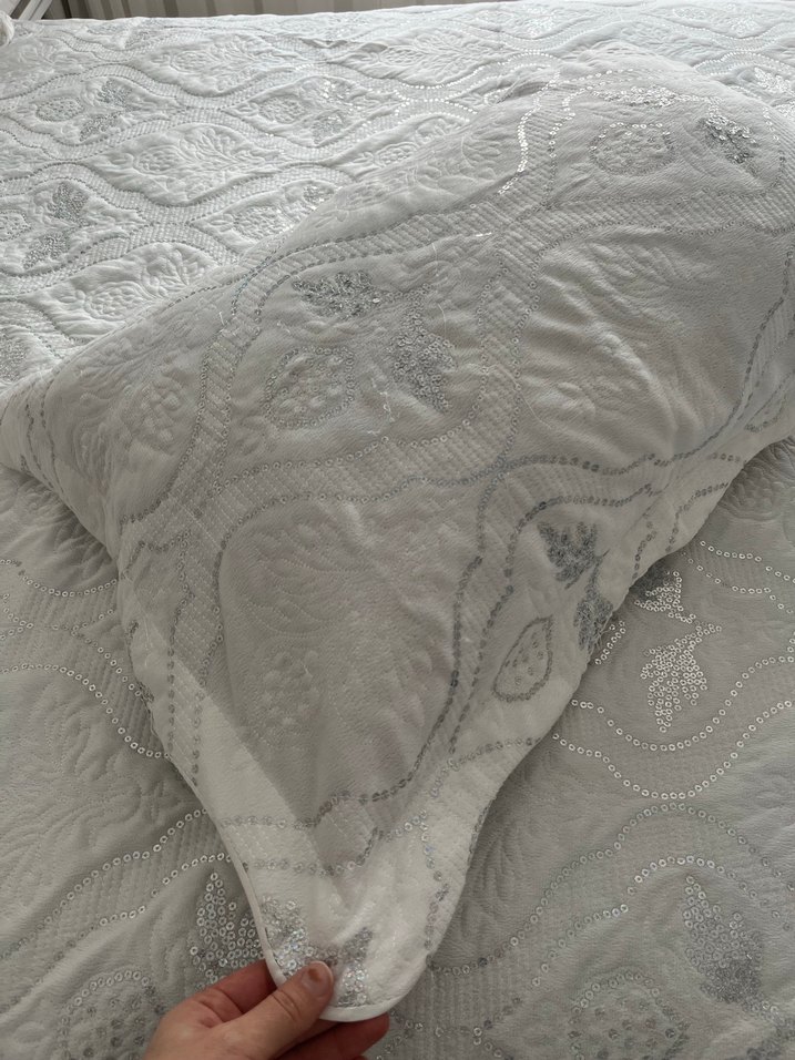 İşlemeli Beyaz ve Gri Yatak Örtüsü - Görsel 2