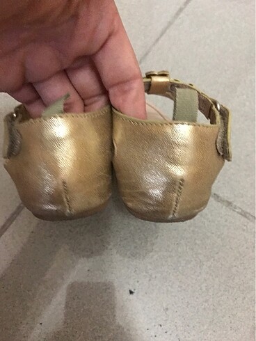28 Beden Altın rengi 28 numara parmak arası H&M sandalet